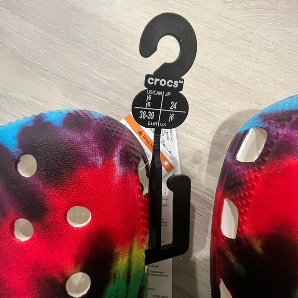 NWT Crocs tie dye rainbow kids size J6 - Picture 4 of 4